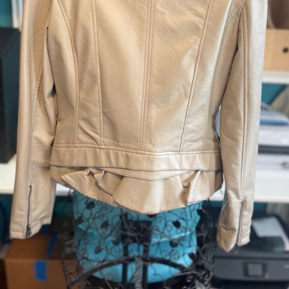 Women’s Jacket - Picture 4 of 6